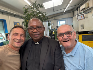 Gruppenfoto beim Besuch von Pastor Mpora in der Produktion von Neidlinger Kunststoffe.
