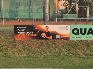 Neue Kunststofflehre-Werbebande mit Neidlinger-Logo am Sportplatz des ASKÖ Leonding.