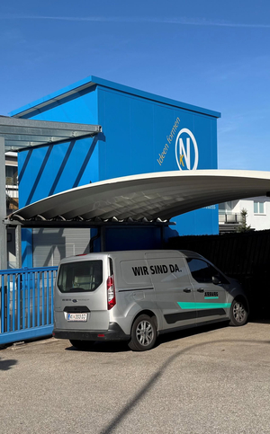 ARBURG-Servicefahrzeug vor dem Betriebsgebäude von Neidlinger Kunststoffe.